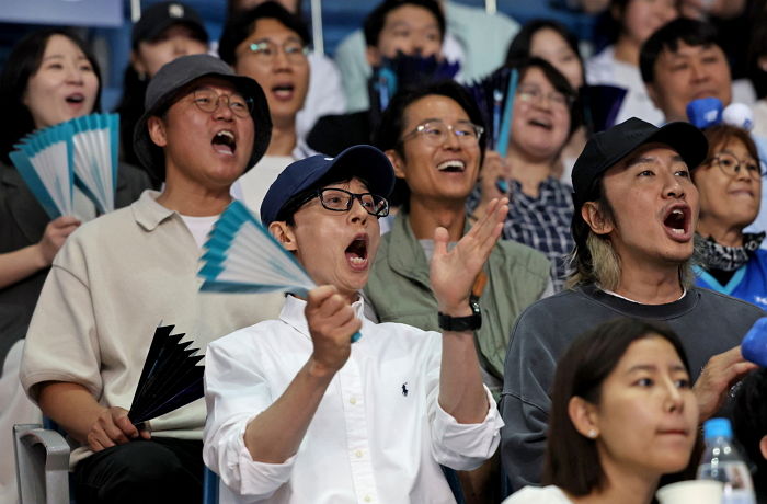 김연경 국가대표 은퇴 경기 잊지 않고 찾아가 목 터져라 응원한 유재석 (영상)