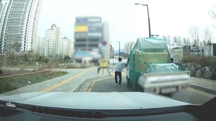 비탈길 질주하는 1톤 트럭... 30대 청년이 운전석에 몸 날려  대형사고 막았다