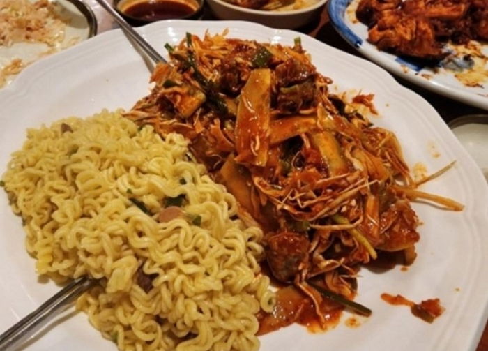 “17000원짜리 골뱅이무침 주문했는데 소면 대신 라면...‘음쓰’ 비주얼 아닌가요?”