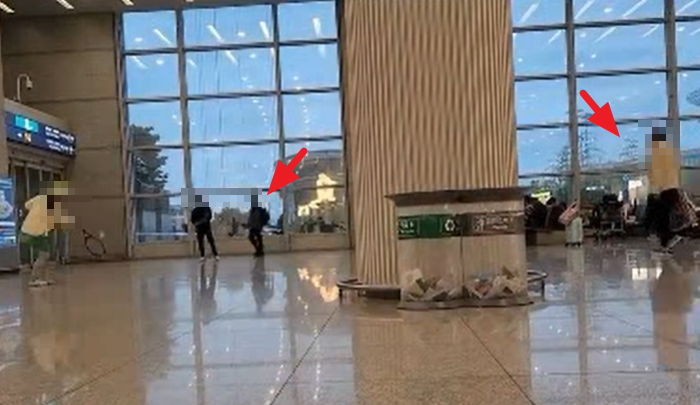 인천국제공항 출입구 가로막고 여행객들 지나다니는데도 대놓고 테니스 치는 남녀 (영상)
