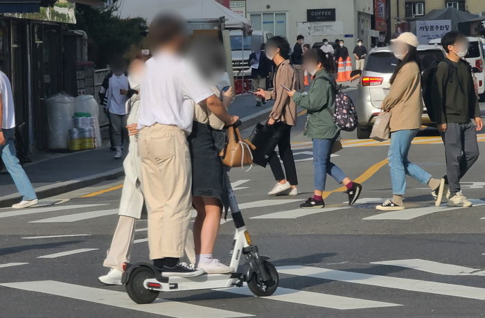 여중생 2명 탑승한 ‘전동 킥보드’, 자동차와 충돌...14살 여학생 1명 사망
