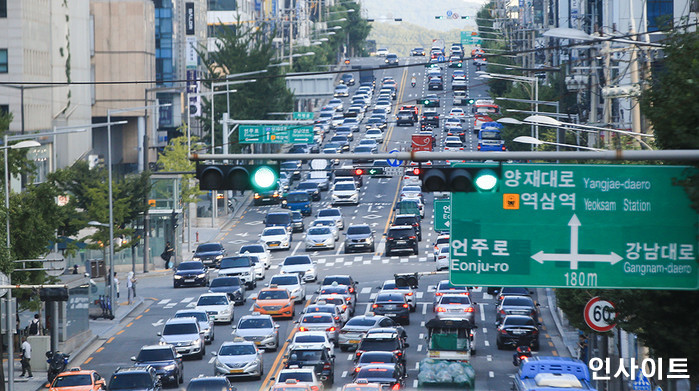 서울 강남대로서 횡단보도 건너던 여성.. 신호 위반 버스에 치여 사망
