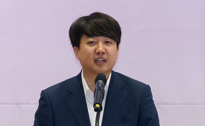 이준석, 지하철서 ‘떡실신 꿀잠’ 포착돼...“옆 승객 어깨에 기대 자더라”
