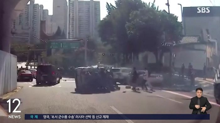 70대 노인 차에 치여 뒤집힌 레이...시민들이 들어올려 엄마와 2살 아이 구했다 (영상)