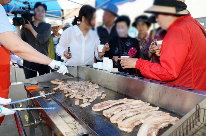 비계 삼겹살 팔더니 신뢰 회복하려 ‘돼지고기 시식회’ 연 제주양돈농협