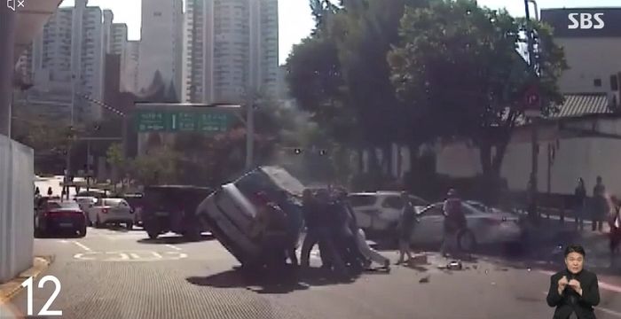 두 살배기 탄 차가 뒤집히자... 도로에 있던 시민들은 이렇게 반응했다