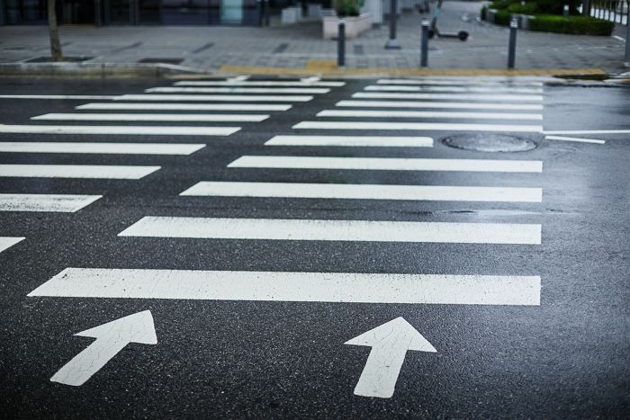 횡단보도 건너다 우회전 덤프트럭에 치인 80대 할머니 사망...운전기사, 500m 더 달렸다