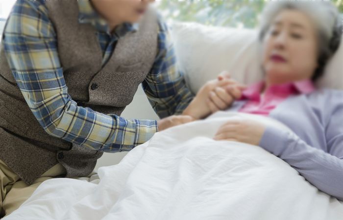 “네 소변 먹어봐”...90대 女환자 조롱하고 폭행한 간병인