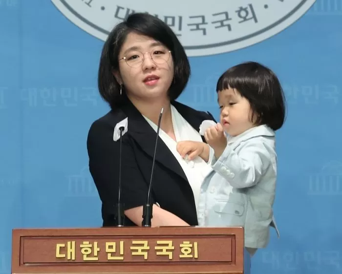 4일 국회 소통관에서 23개월 아들과 함께 노키즈존 관련 기자회견하는 용혜인 의원 / 뉴스1