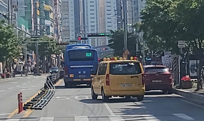 아직 6월 밖에 안 됐는데...폭염에 중앙분리대 엿가락처럼 녹아내린 경북 경산