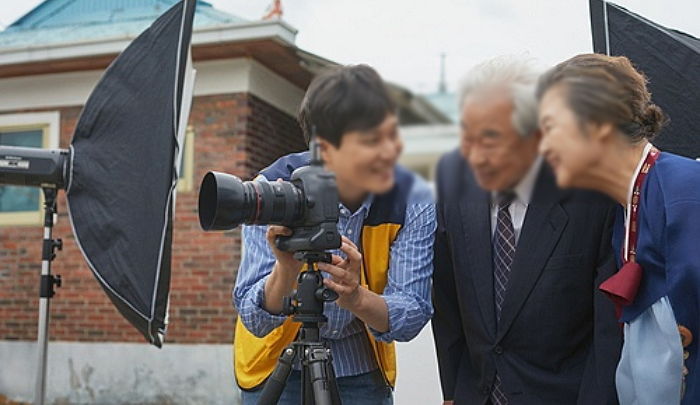 웃는 사진 한 장 없는 어르신들 위해 전국 경로당 찾아다니며 ‘장수사진’ 찍어주는 착한 기업