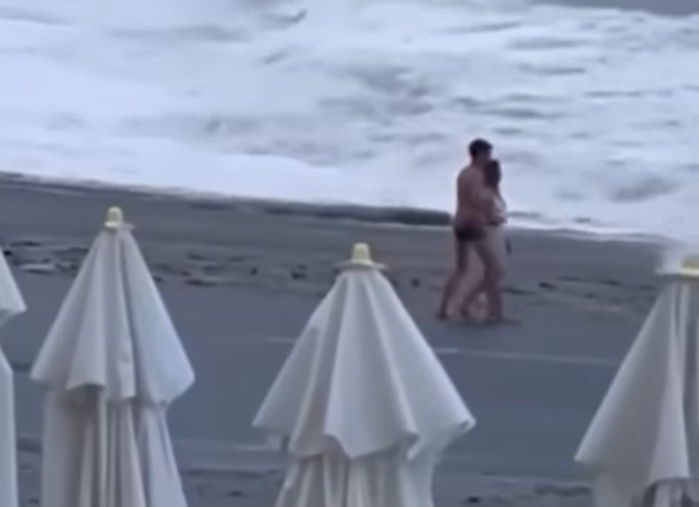 해변서 키스 나누던 커플, 파도에 휩쓸려 여친만 사라졌다...가족들이 제기한 의혹