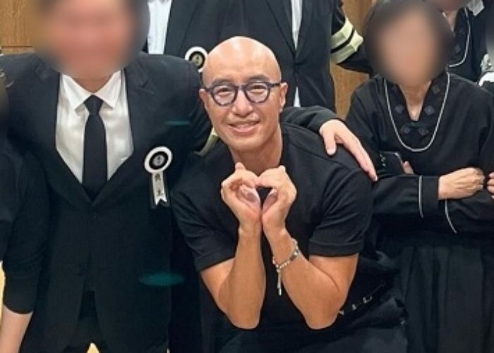 홍석천, 큰아버지 장례식장서 ‘손하트’ 인증샷 화제...“밝게 웃으며 찍는 거 나쁘지 않네”