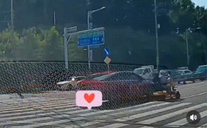“음주운전 아니냐”...횡단보도 건너는 휠체어 들이받고 도주하는 ‘신호위반’ 차량 (영상)