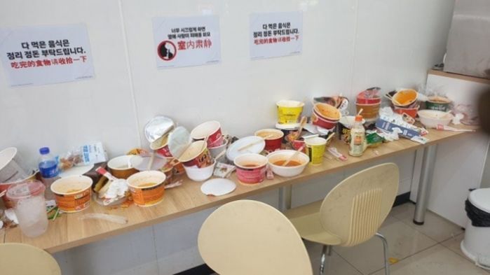 “똥테러에 이어...” 중국 관광객들 다녀간 뒤 ‘쓰레기’로 쑥대밭 된 제주 편의점 (사진 3장)
