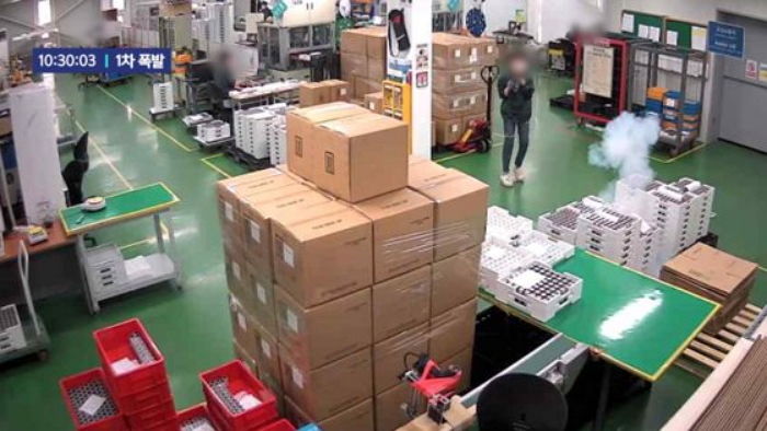 화성 아리셀 공장 직원들, 화재 막으려 도망치기 전 소화기부터 들었다 (CCTV 영상)