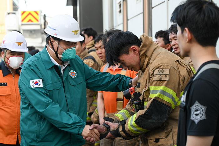 불 끄다 잿더미 뒤집어 쓴 상태로 화재 현장 방문한 윤석열 대통령과 악수하는 소방관들
