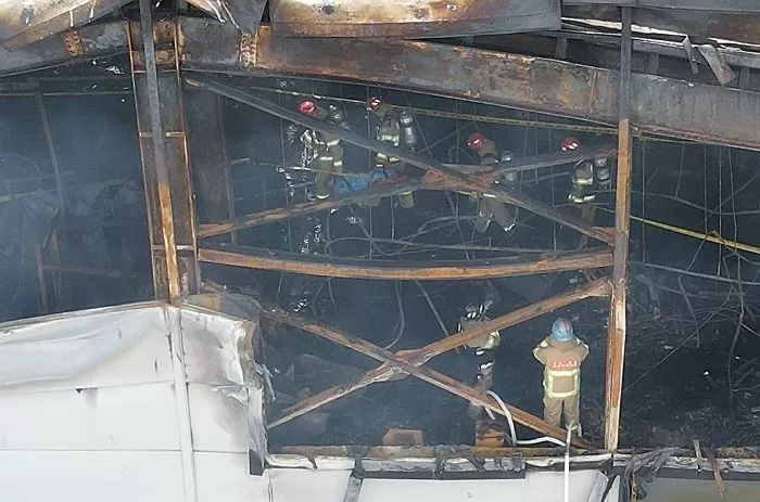 시신을 수습하고 있는 소방대원들 / 뉴스1