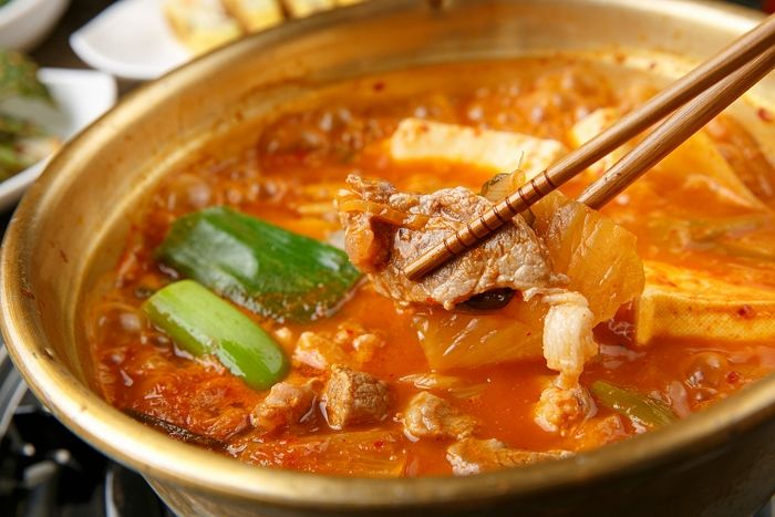 김치찌개서 ‘이빨’ 나왔다며 난리친 손님, 알고보니 본인 임플란트였다