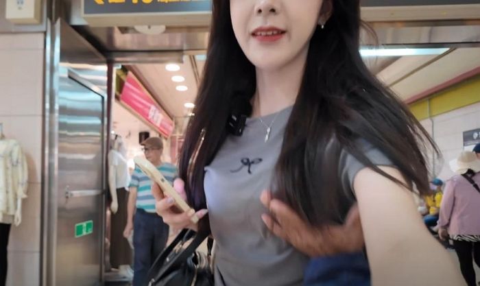 라방하는데 겨드랑이 사이로 쑥 들어온 손...여성 인플루언서 성추행 장면 고스란히 방송돼 (영상)