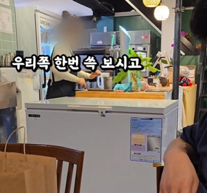 손님 눈치 한번 보더니...생맥주 따르다 흘린 맥주 ‘재활용’하는 술집 사장 (영상)
