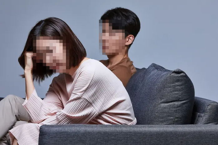 아이 셋 낳고 살고 있는데...‘결혼하면 인생 망하는 이유·퐁퐁남’ 콘텐츠 찾아보는 남편
