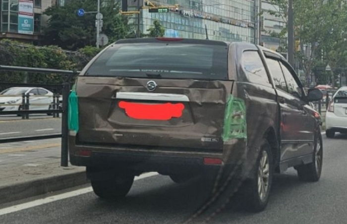 “청테이프로 후미등 붙이고 달리는 자동차, 도로 위 흉기 아닌가요...빌런 잡아주세요”