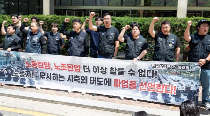 “‘임금 3% 인상’ 거부한 2만 8397명만 연봉 올려줘”...삼성전자 노조의 황당 요구