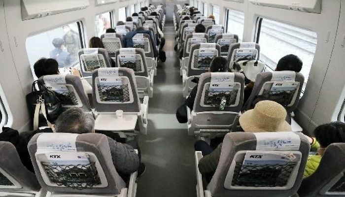 명품백 맨 아기 엄마, KTX 특실 좌석 테이블에 12개월 아기 올려놓더니 ‘똥 기저귀’ 버리고 사라져
