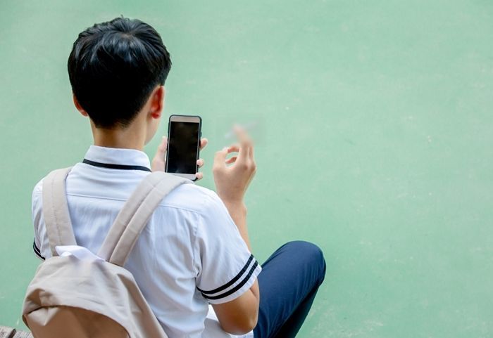 학교 여자 화장실서 여학생들 몰카 찍다 걸리자 4층에서 뛰어내린 남고생