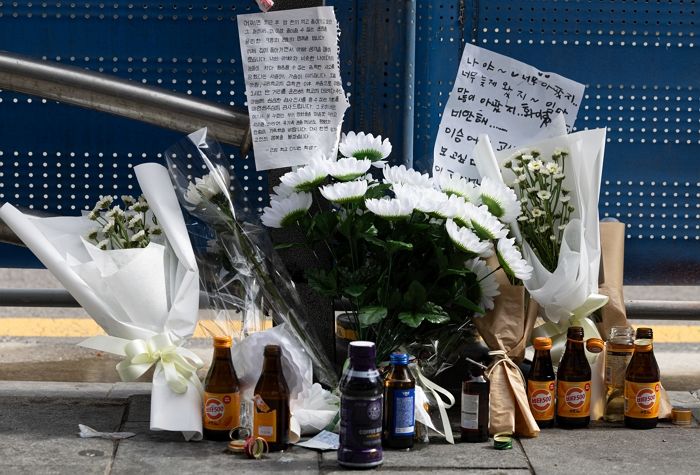 김건희 여사, 한밤중 국화꽃 들고 ‘시청역 참사 현장’ 찾아가 추모 (사진 3장)