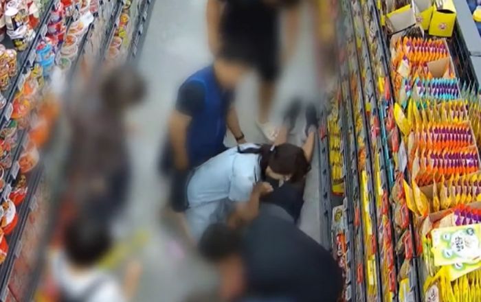 아빠 ‘쿵’ 쓰러지자 당황한 어린 딸...달려와 CPR 실시해 살리고 사라진 여성