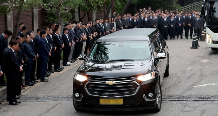 직원 4명 같은날 떠나보낸 신한은행...‘발인식’서 슬픔 주체 못한 회장·은행장