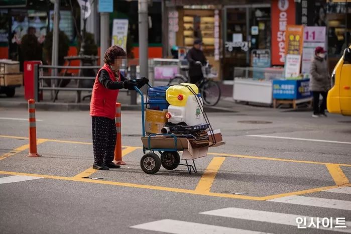 5일장, 폐지 주우러 나왔다가...대형 트럭에 치여 숨진 80대 할머니