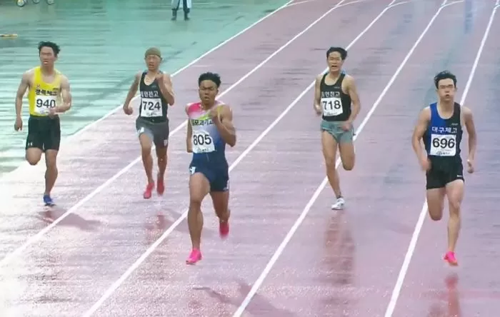 제52회 KBS배 전국육상경기 남자고등부 200m 결선에서 선두로 달리고 있는 나마디 조엘진 / YouTube 'STN SPORTS'