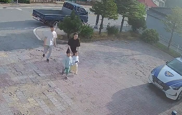 “마트 주차장에서 주웠어요”...경찰서 찾은 어린 남매가 들고 온 물건의 정체