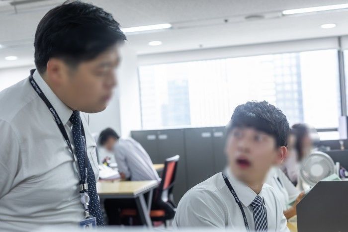 아들뻘 직장 후배에게 ‘여친의 친구’ 소개해달라 조르는 ‘기러기 아빠’ 상사...밤에 외롭답니다