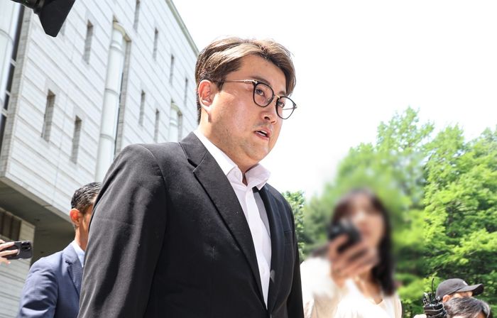 “우리 애 너무 미워하지 말아달라” 김호중 재판에 눈물 흘리던 모친?...친엄마 아니었다