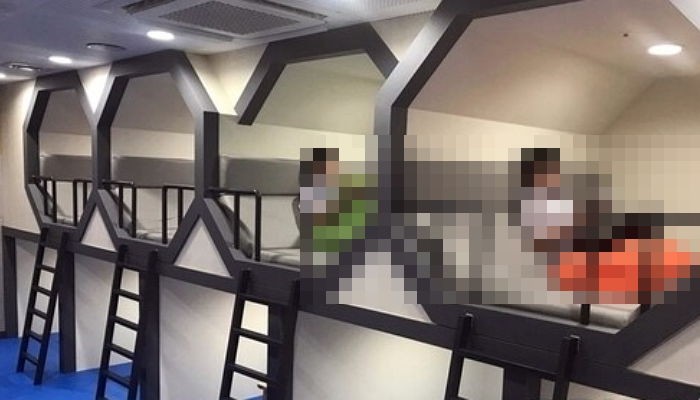 “50대 아저씨·아줌마 커플이 ‘만화카페’서 옷까지 벗고 성행위...눈 버렸어요”