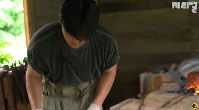 유튜브로 우연히 본 영상에 중학교 진학까지 포기...19살에 ‘4년차 대장장이’가 된 소년