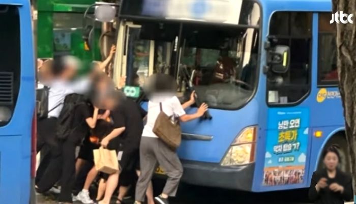 70대 노인이 버스 바퀴에 깔리자...학생과 시민들이 순식간에 몰려들었다