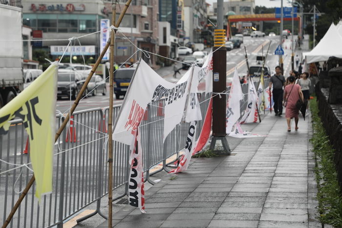 제주 ‘퀴어 반대’ 현수막 갈기갈기 찢겨...20대 여성 검거