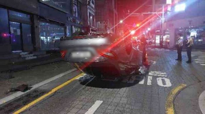 부산 벤츠 운전자, 김호중 모방?...가로등 들이받고 뒤집힌 차 버리고 ‘도주’