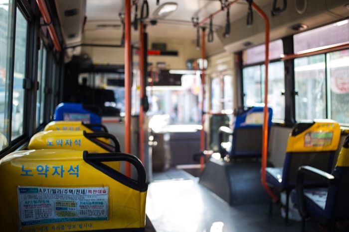70대 버스 기사, 신호 무시하고 달려...오토바이 몰던 중학생 치여 숨져