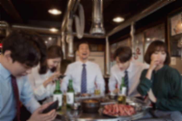 회식하던 여직원 “저 술 안마셔요”...입에 머금은 술 얼굴에 뿜어버린 공무원 선배