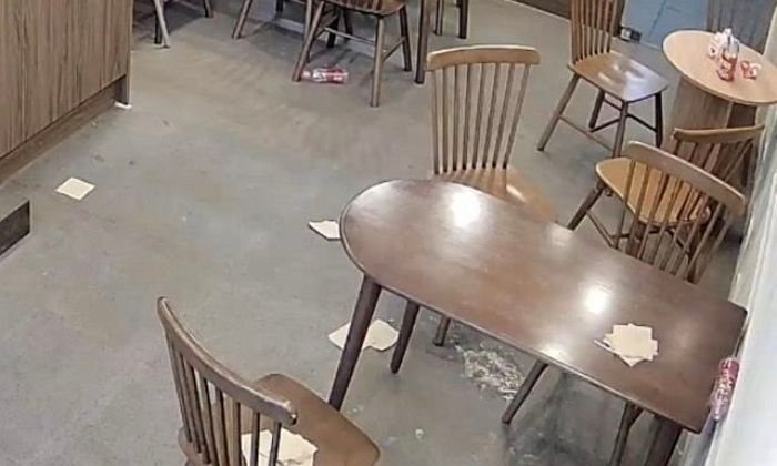 “여중생들이 새벽에 무인카페 들어와 5시간 놀아...토까지 하고 도망갔어요”