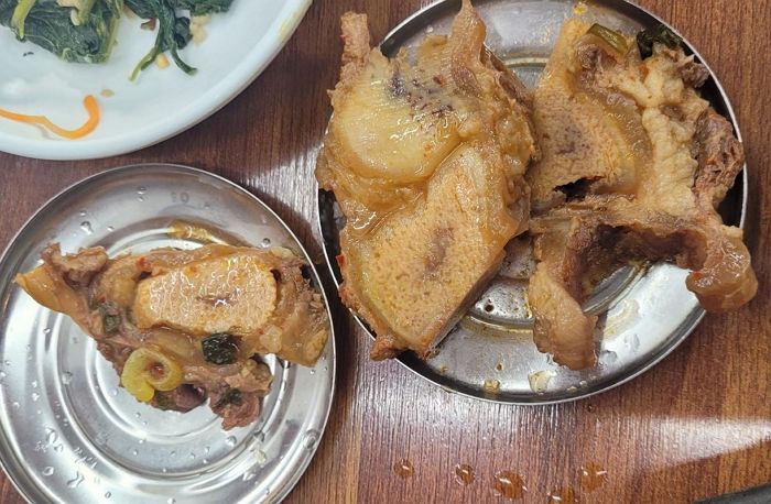 “이게 1만 7천원”...수원 한 음식점의 육개장·해장국에 들어있는 충격적인 고기 양