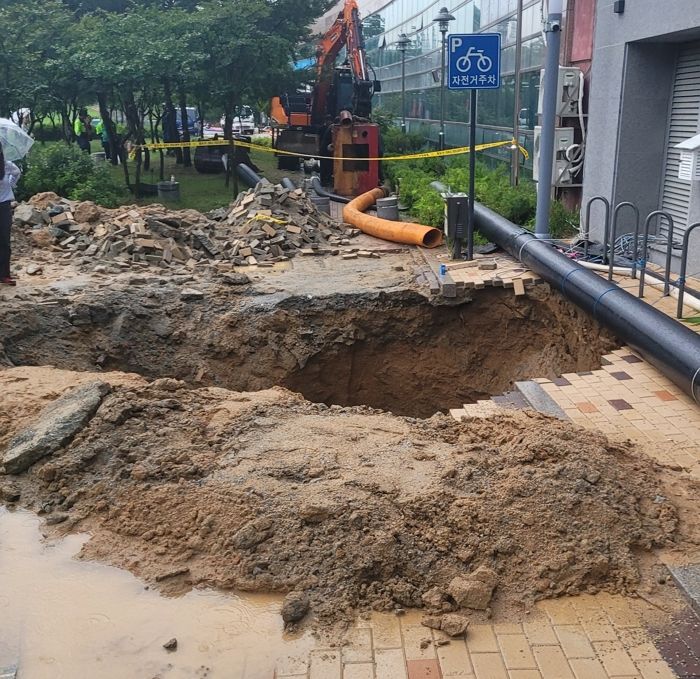 “출근길 걷던 중 땅이 쑥 꺼져”...세종 도심 산책로서 깊이 3m 싱크홀 발생