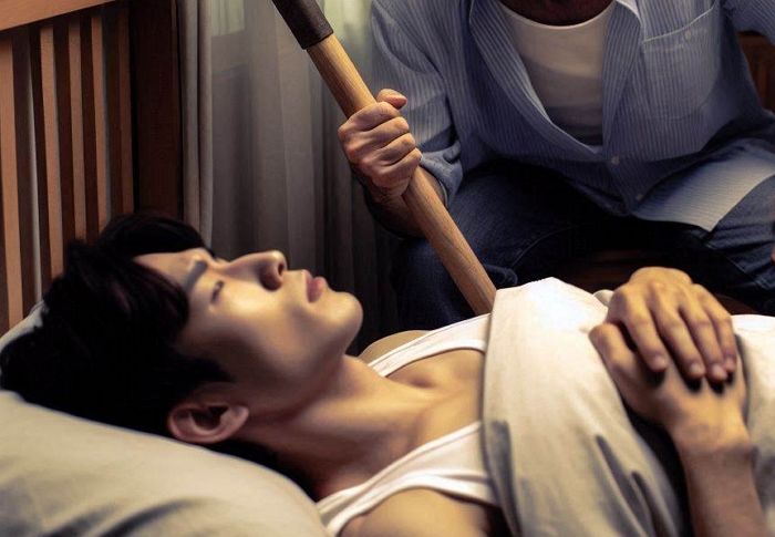 아들과 말다툼 한 아빠...침대서 자는 ‘아들 친구’ 아들로 착각해 삽 휘둘러 폭행