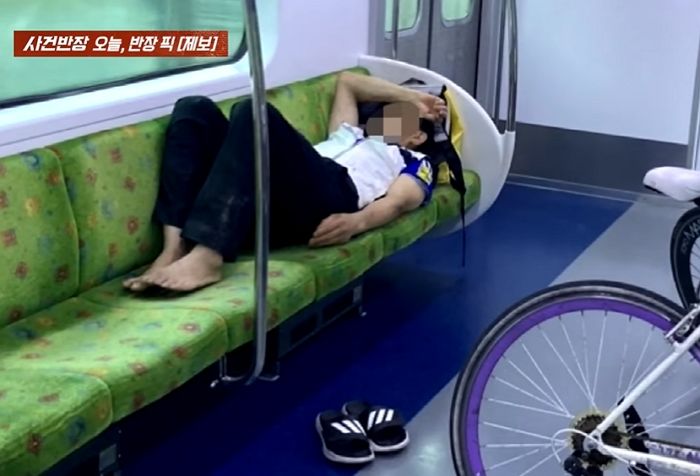 “자는데 왜 깨워”...좌석 4칸 차지하고 맨발로 ‘꿀잠’ 자는 경춘선 민폐 승객 (사진)